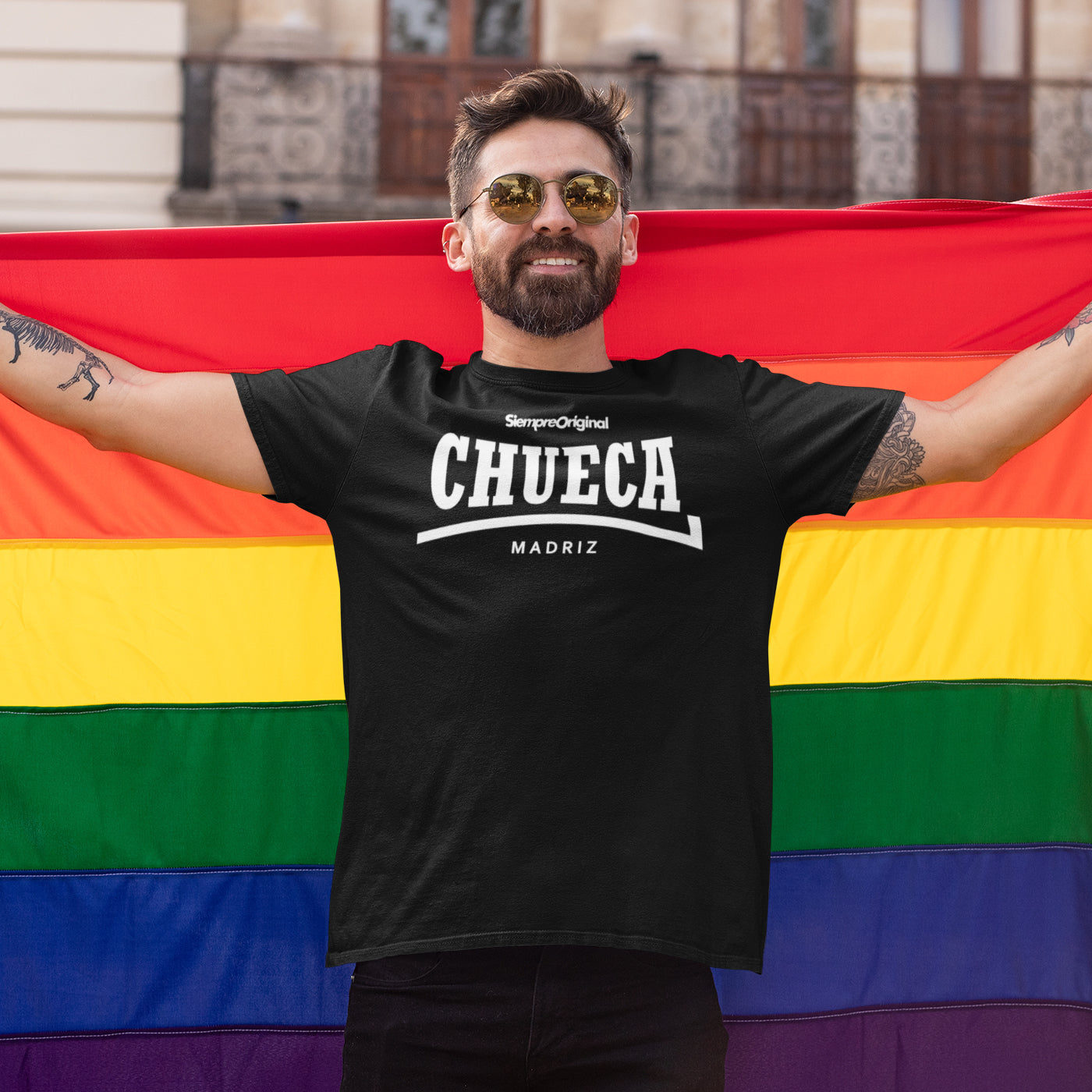 hombre con camiseta chueca madrid negra