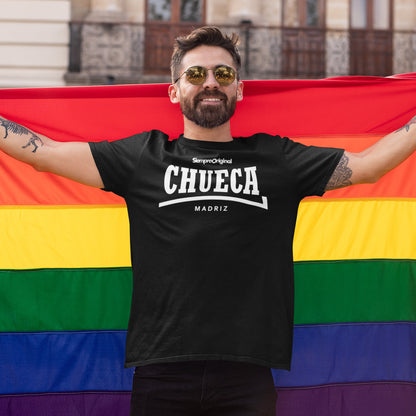 hombre con camiseta chueca madrid negra