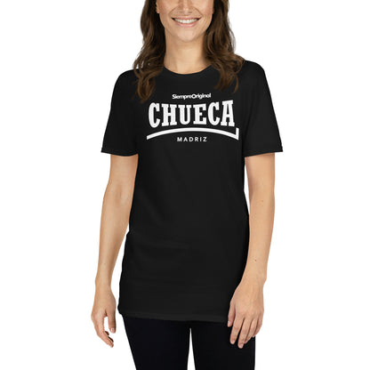mujer con camiseta chueca madrid negra
