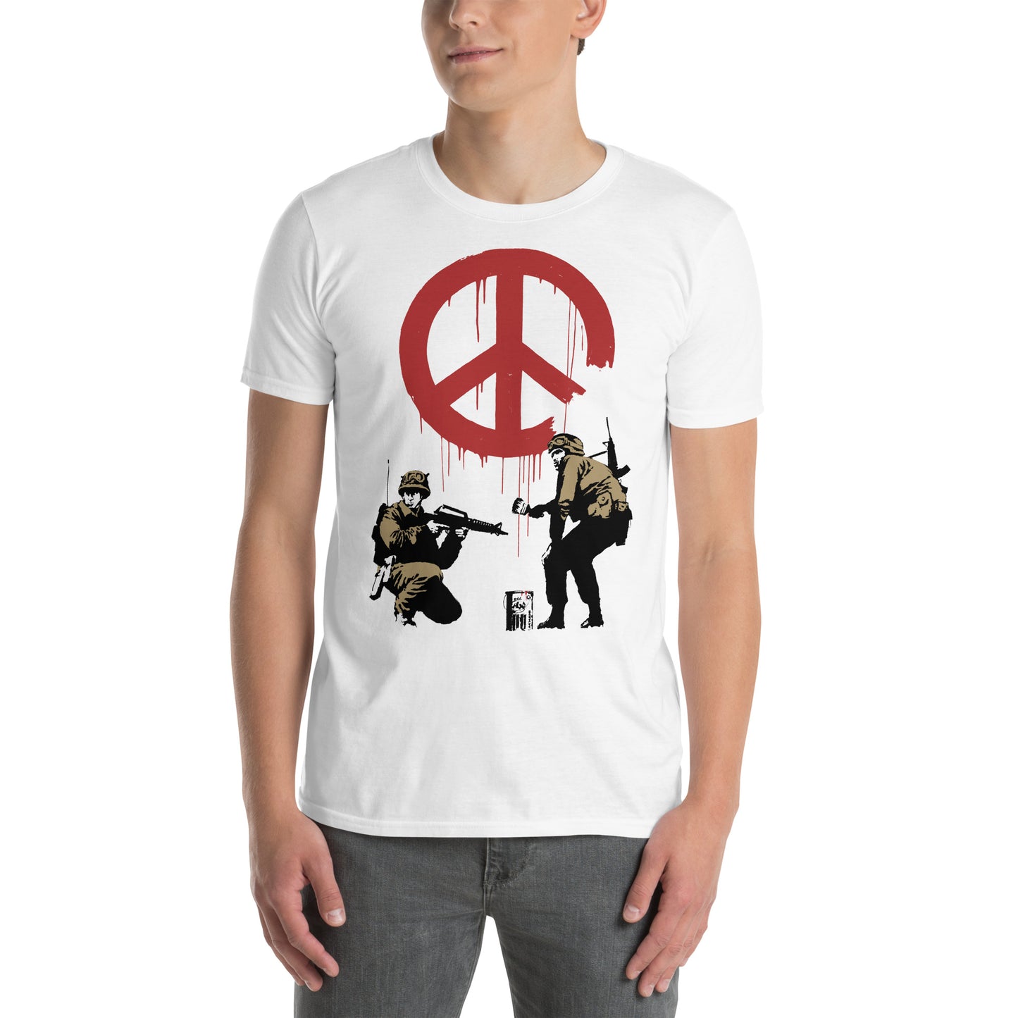 hombre con camiseta cnd soldiers banksy arte urbano blanca