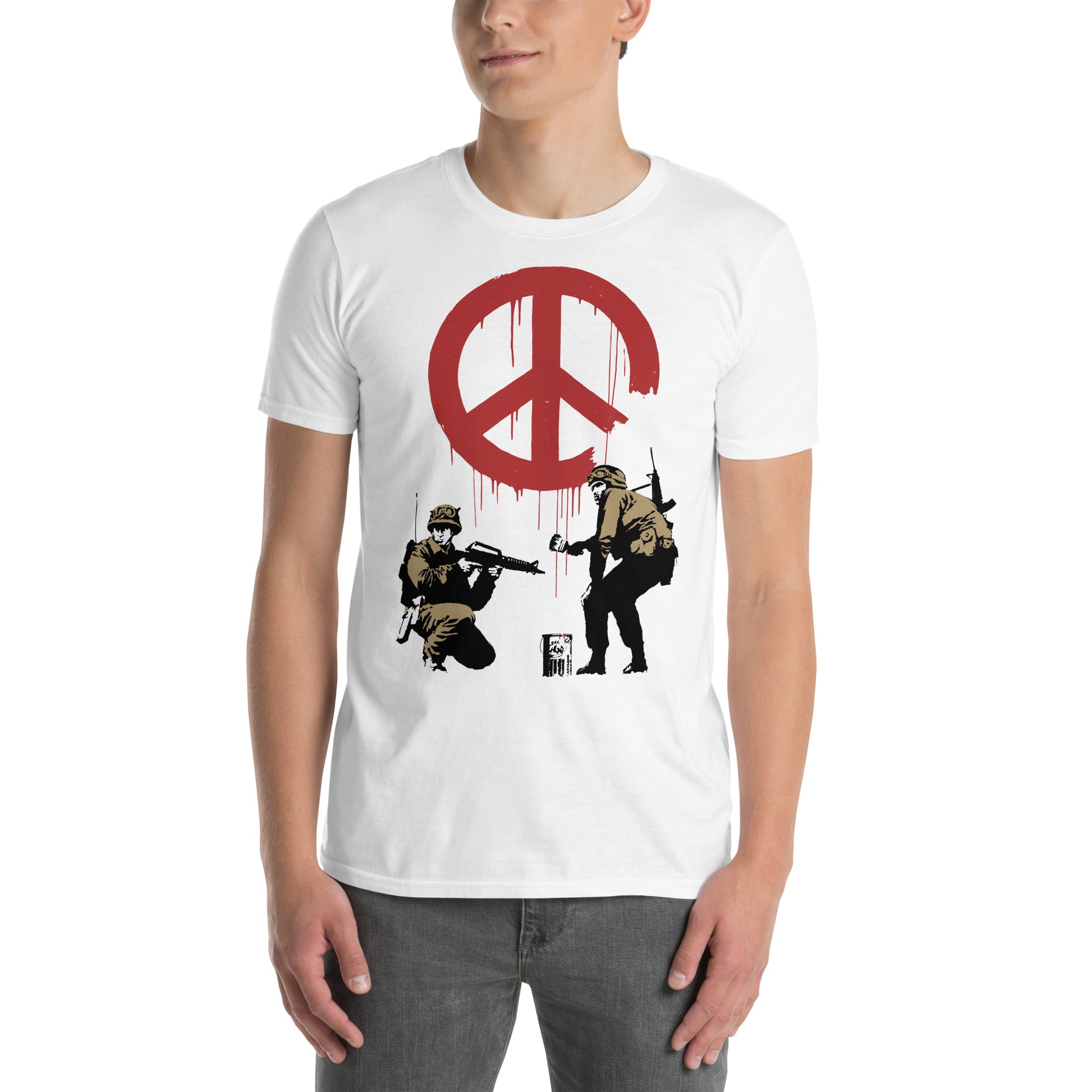 hombre con camiseta cnd soldiers banksy arte urbano blanca