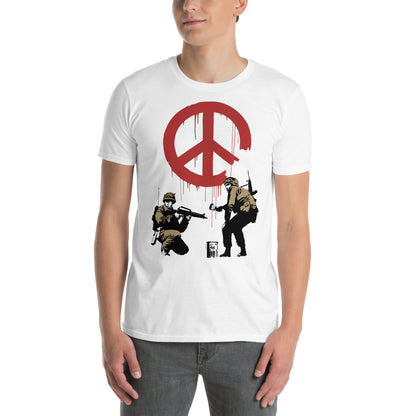 hombre con camiseta cnd soldiers banksy arte urbano blanca