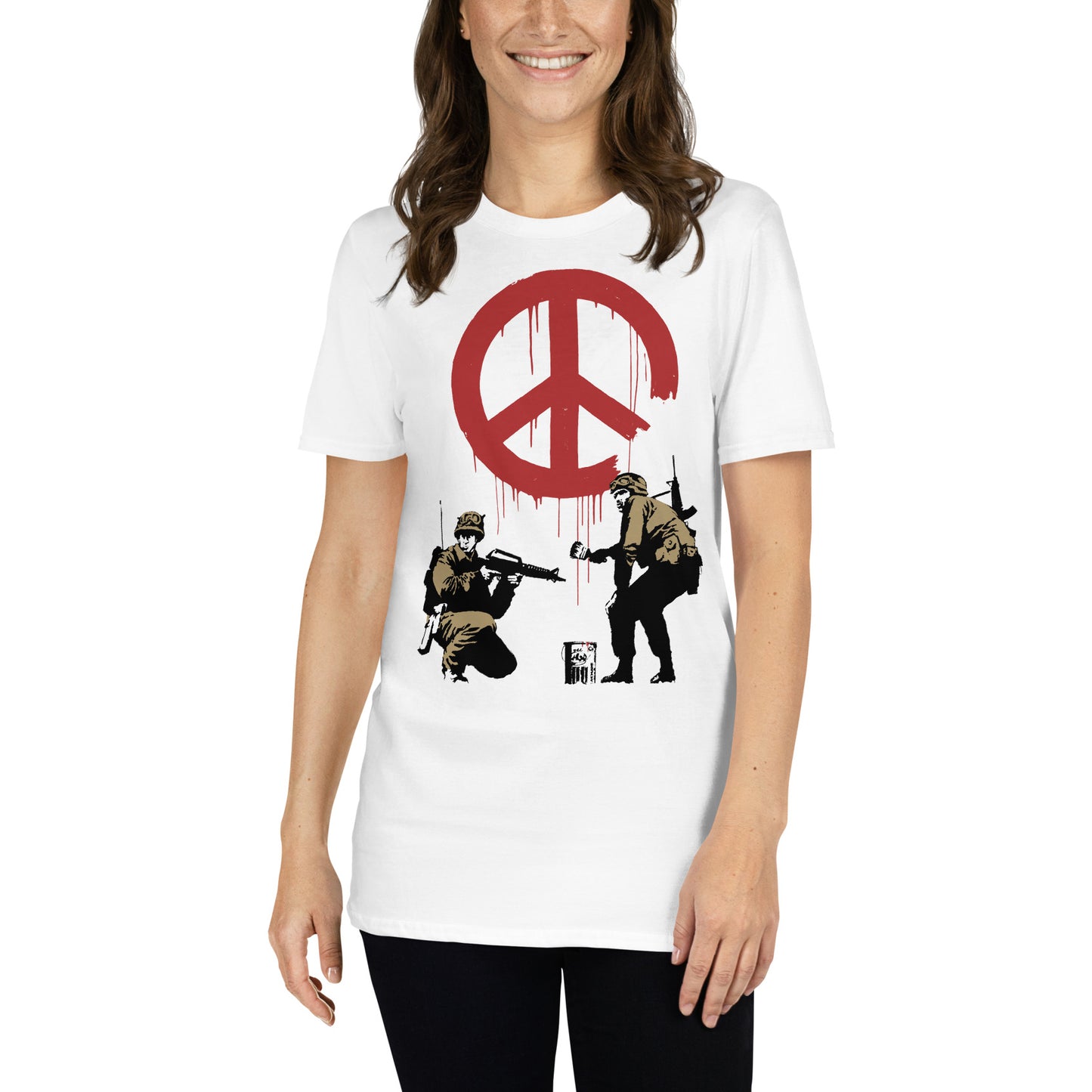 mujer con camiseta cnd soldiers banksy blanca
