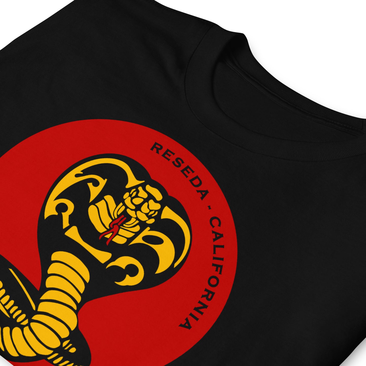 detalle de camiseta cobra kai karate negra