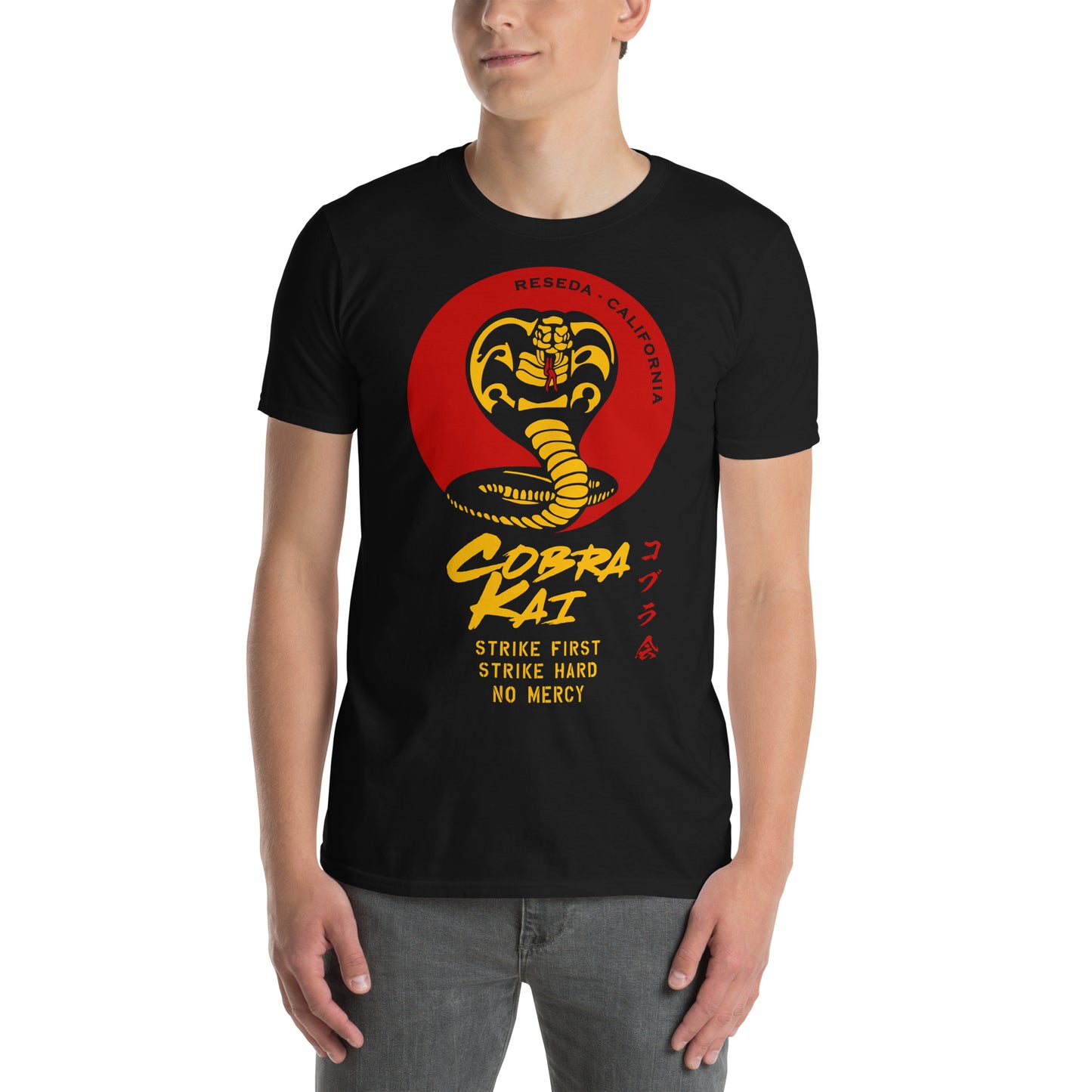 hombre con camiseta cobra kai karate negra