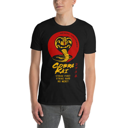 hombre con camiseta cobra kai karate negra