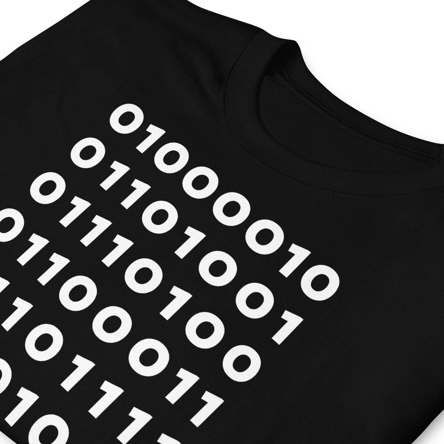 detalle de camiseta codigo binario bitcoin negra