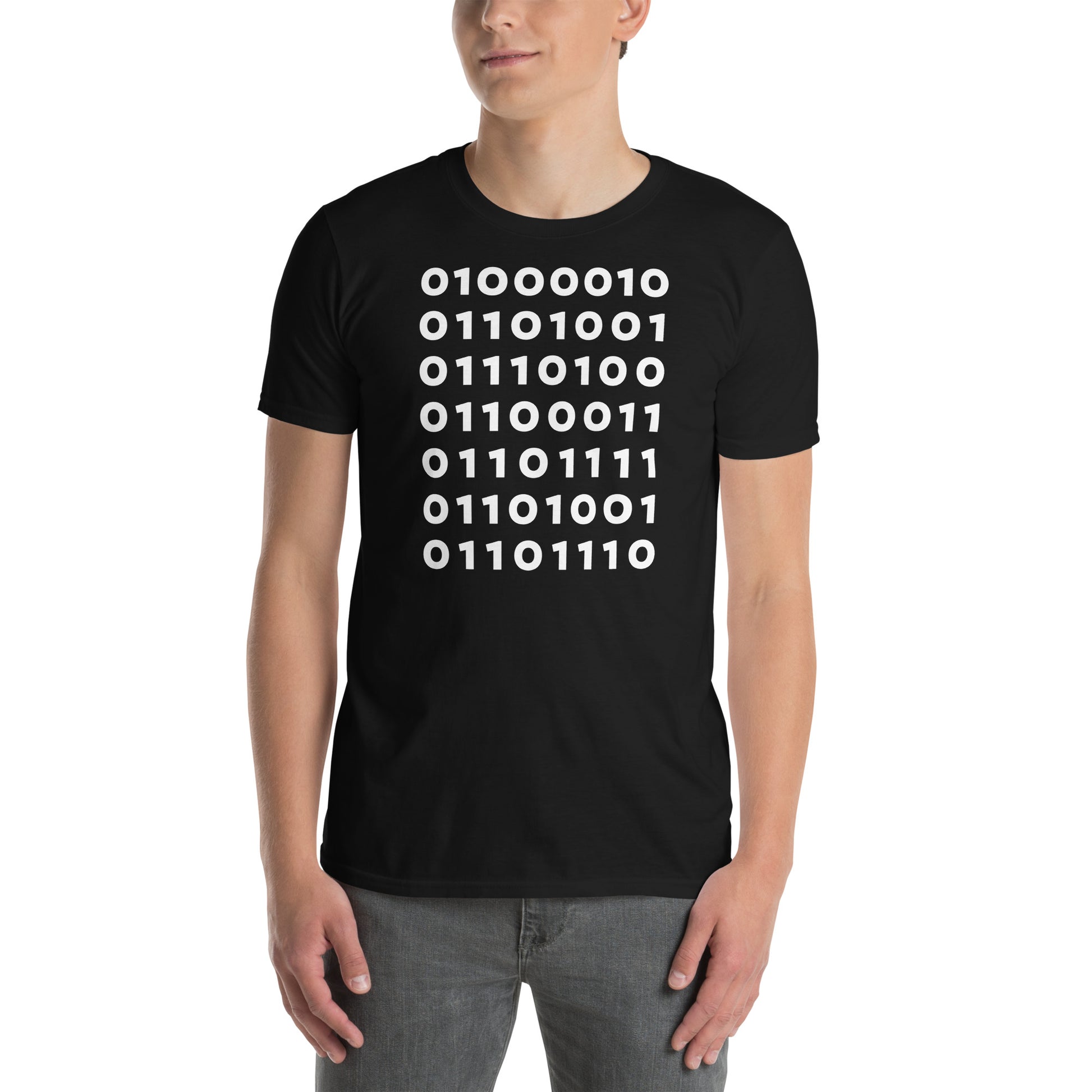 hombre con camiseta codigo binario bitcoin negra