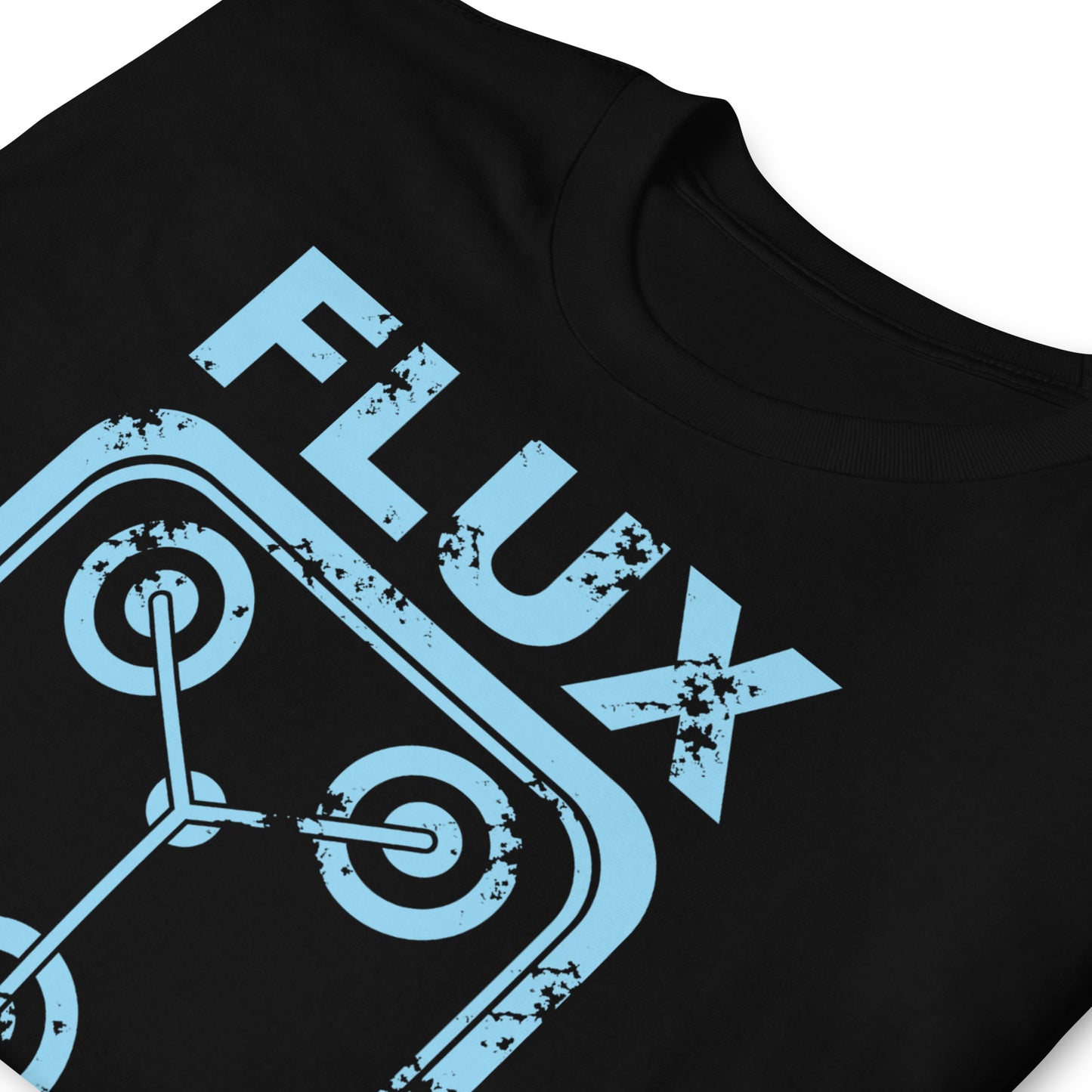 detalle de camiseta condensador de fluzo regreso al futuro en color negro
