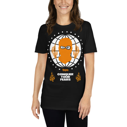 mujer con camiseta conquer your fears gangsta negra