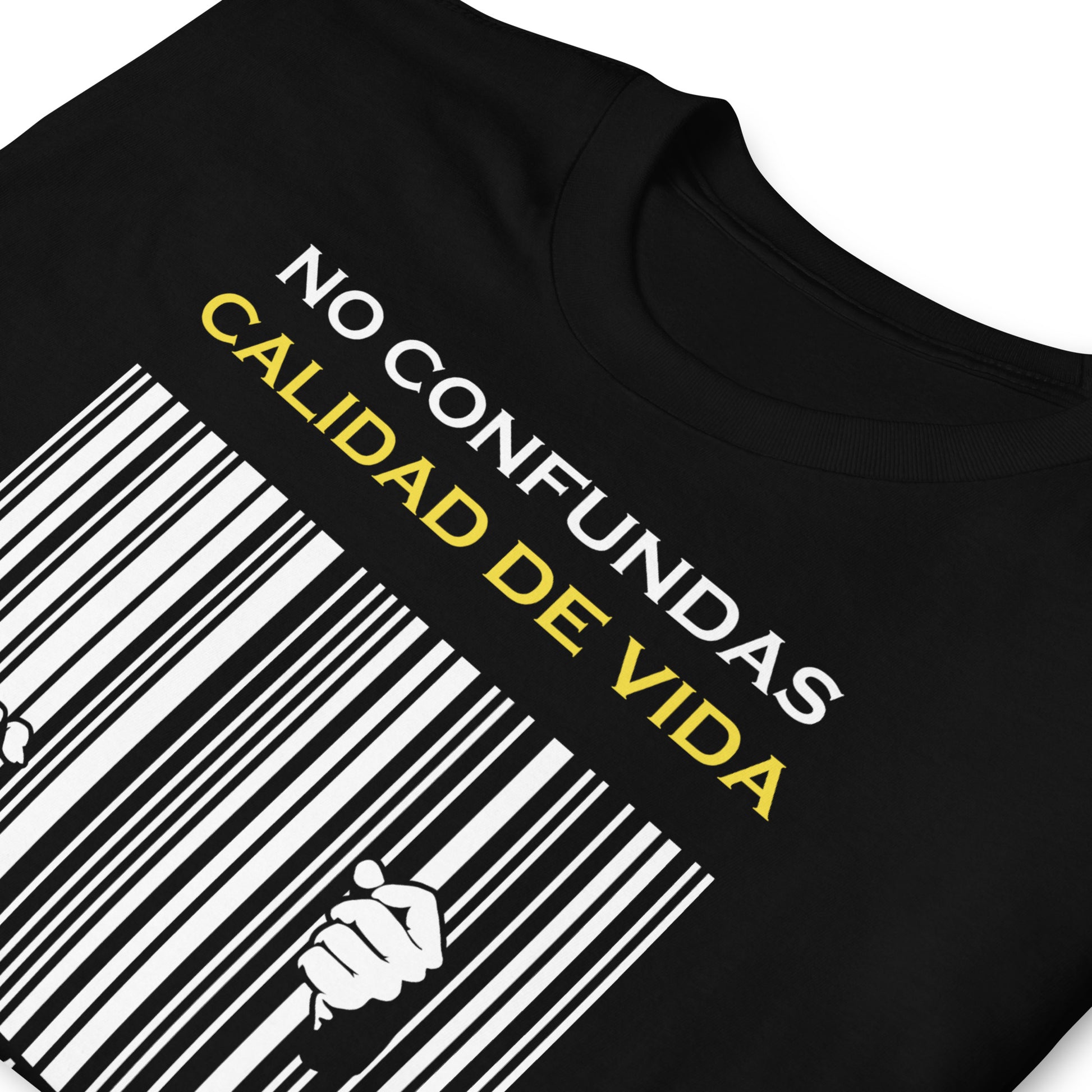 detalle de camiseta consumismo carcel negra