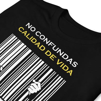 detalle de camiseta consumismo carcel negra