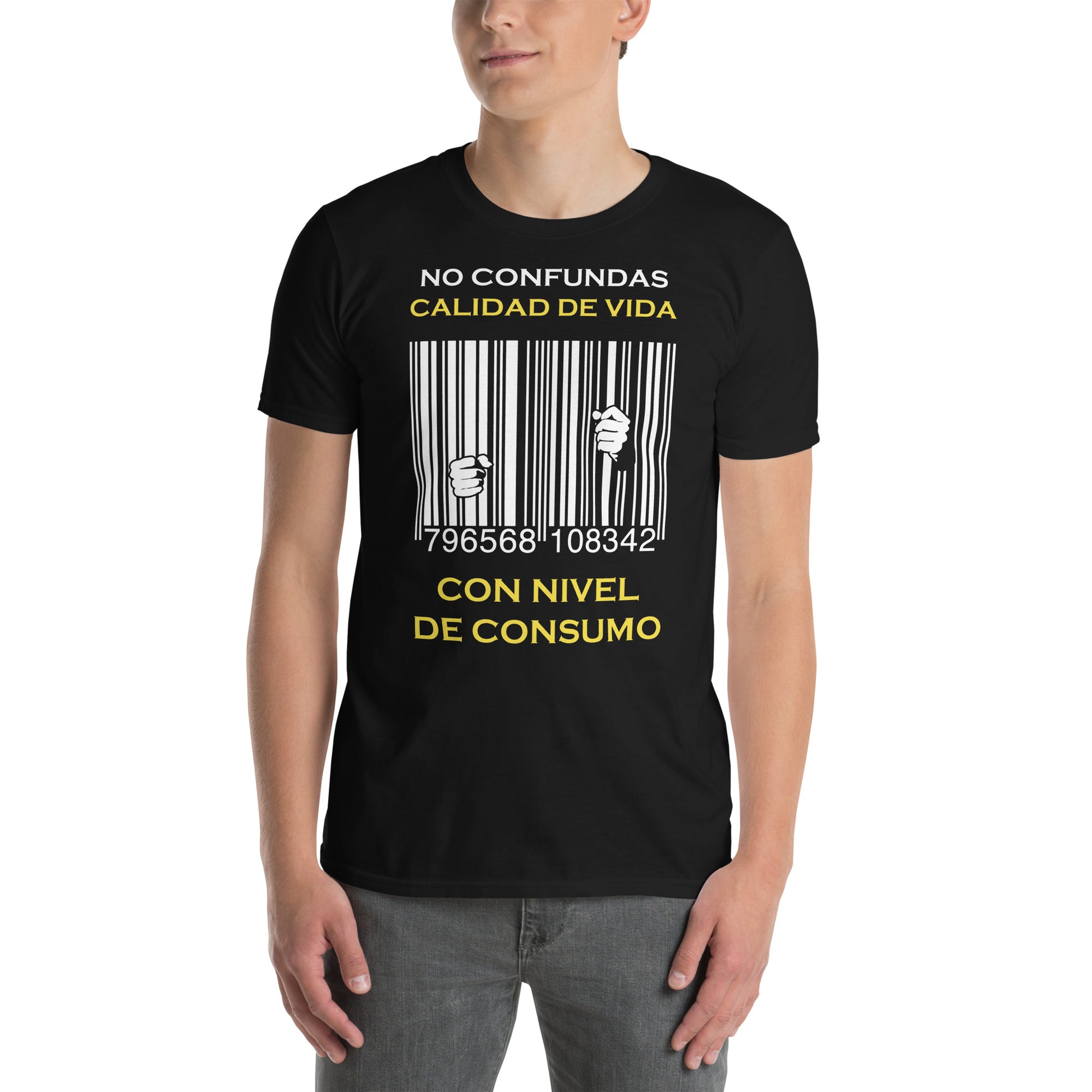 hombre con camiseta consumismo carcel negra