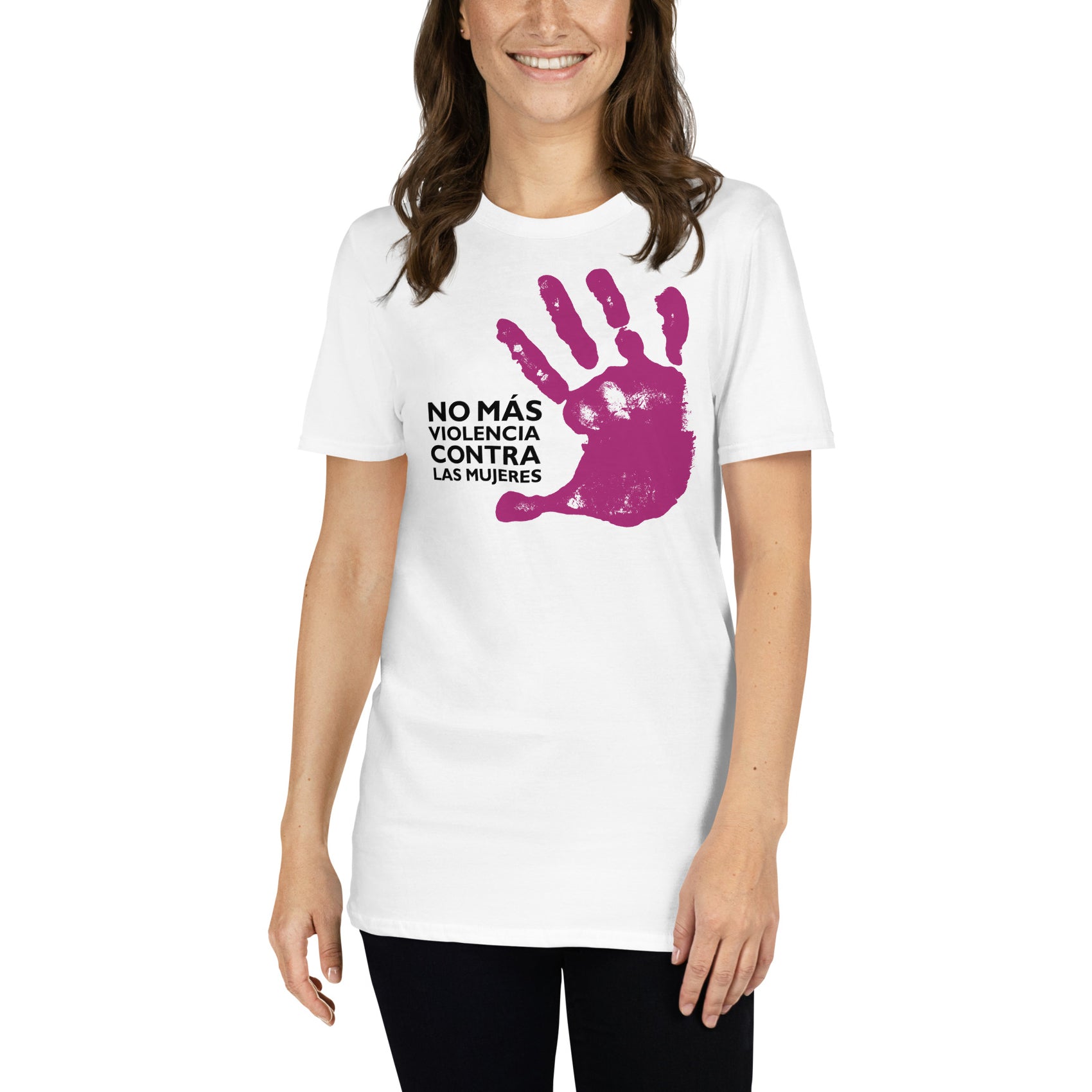 mujer con camiseta contra la violencia de genero blanca