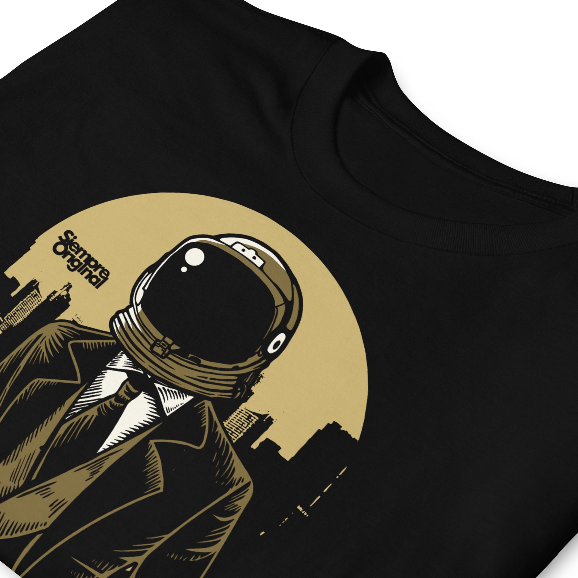 detalle de camiseta cosmic gentleman astronauta siempre original urban en color negro