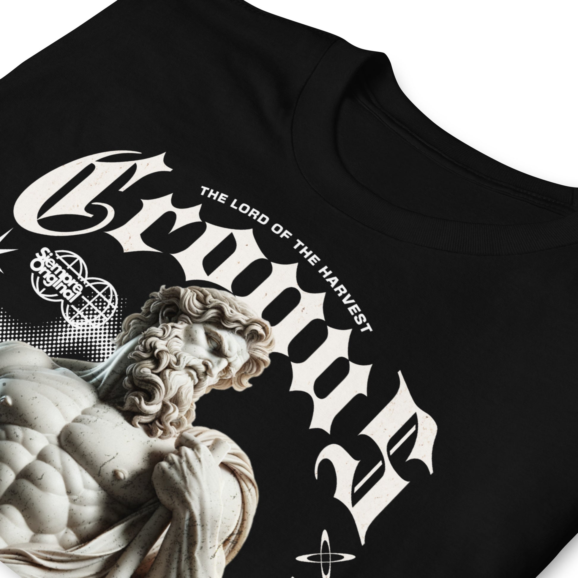 detalle de camiseta cronos dios griego negra