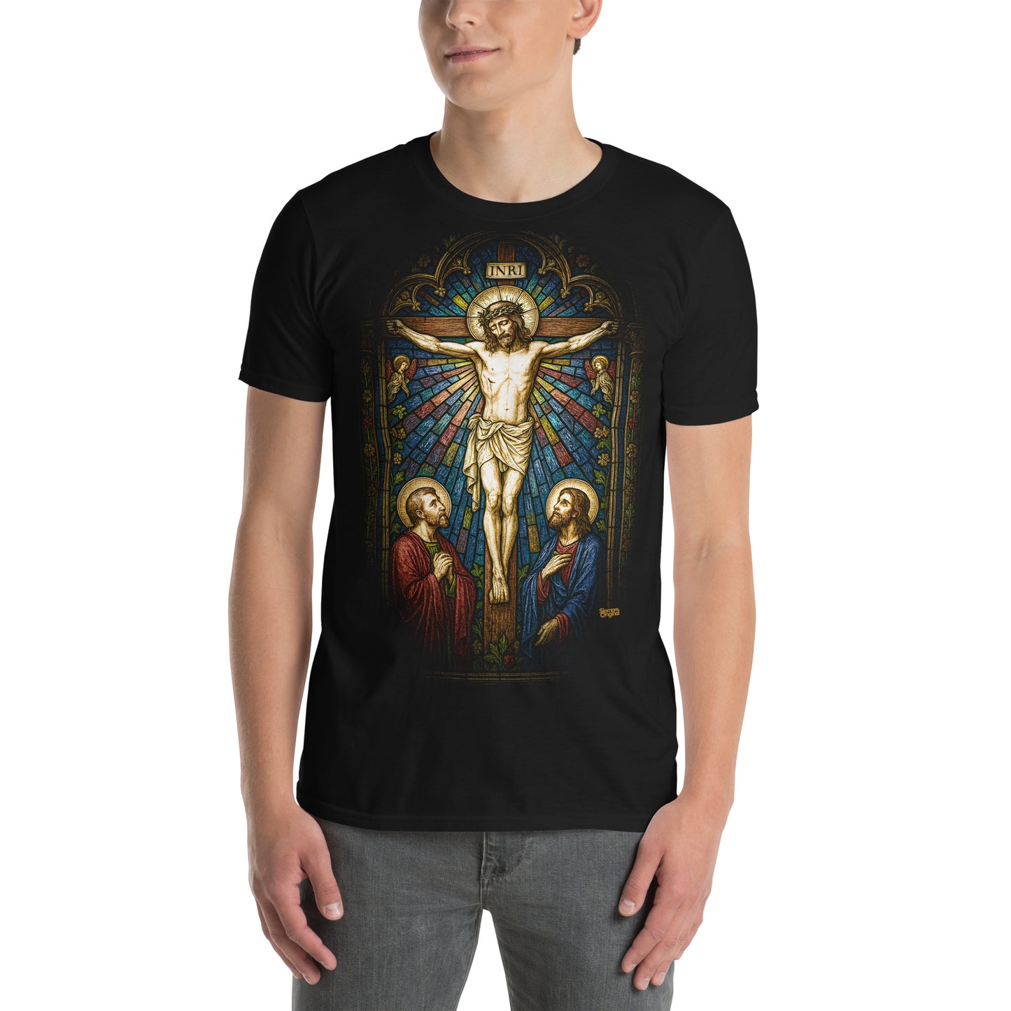 hombre con camiseta crucifixion de jesus vidriera en color negro
