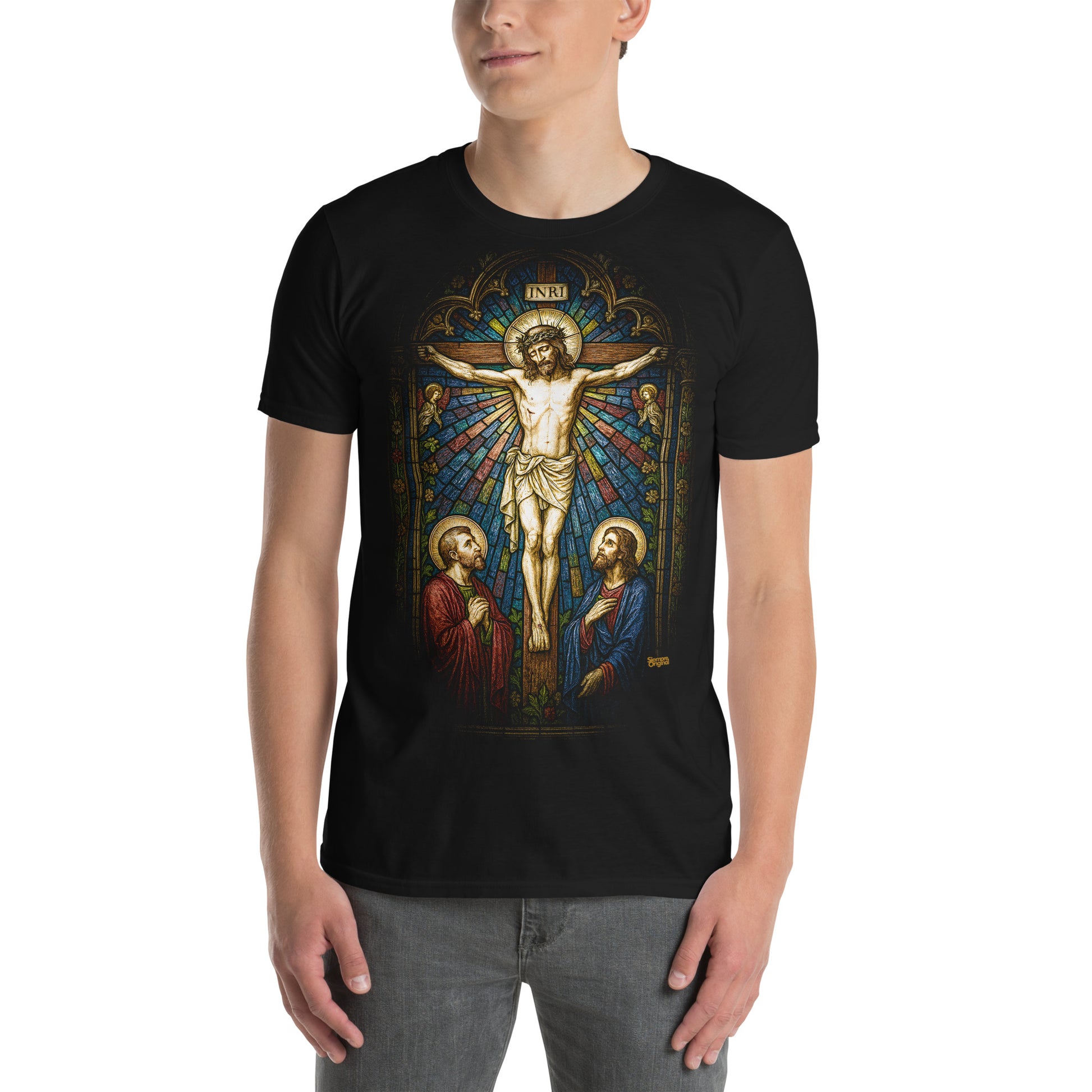 hombre con camiseta crucifixion de jesus vidriera en color negro