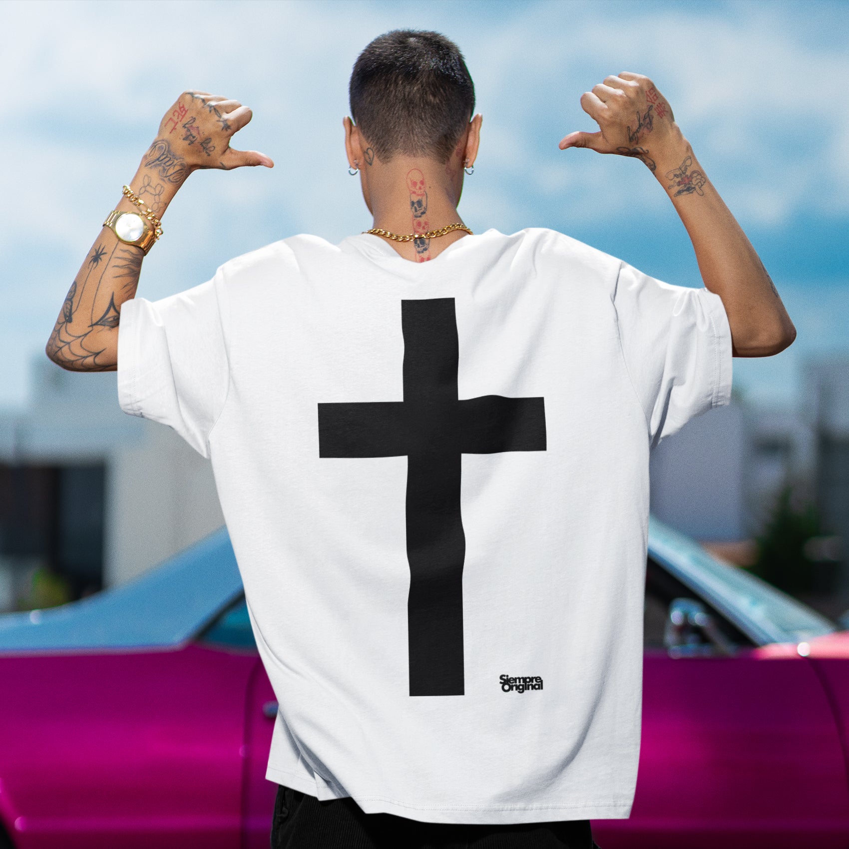 hombre con camiseta cruz en espalda blanca