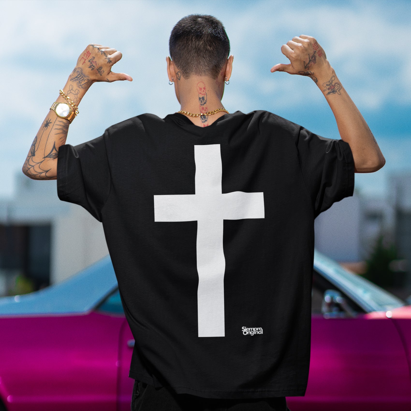 hombre con camiseta cruz en espalda negra
