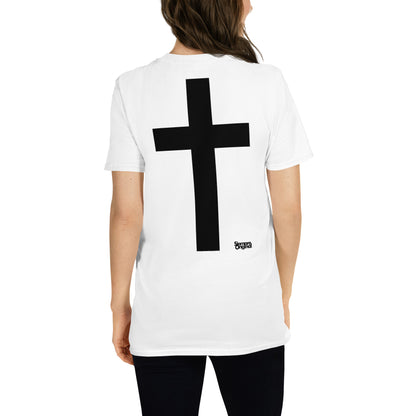 mujer con camiseta cruz en espalda blanca