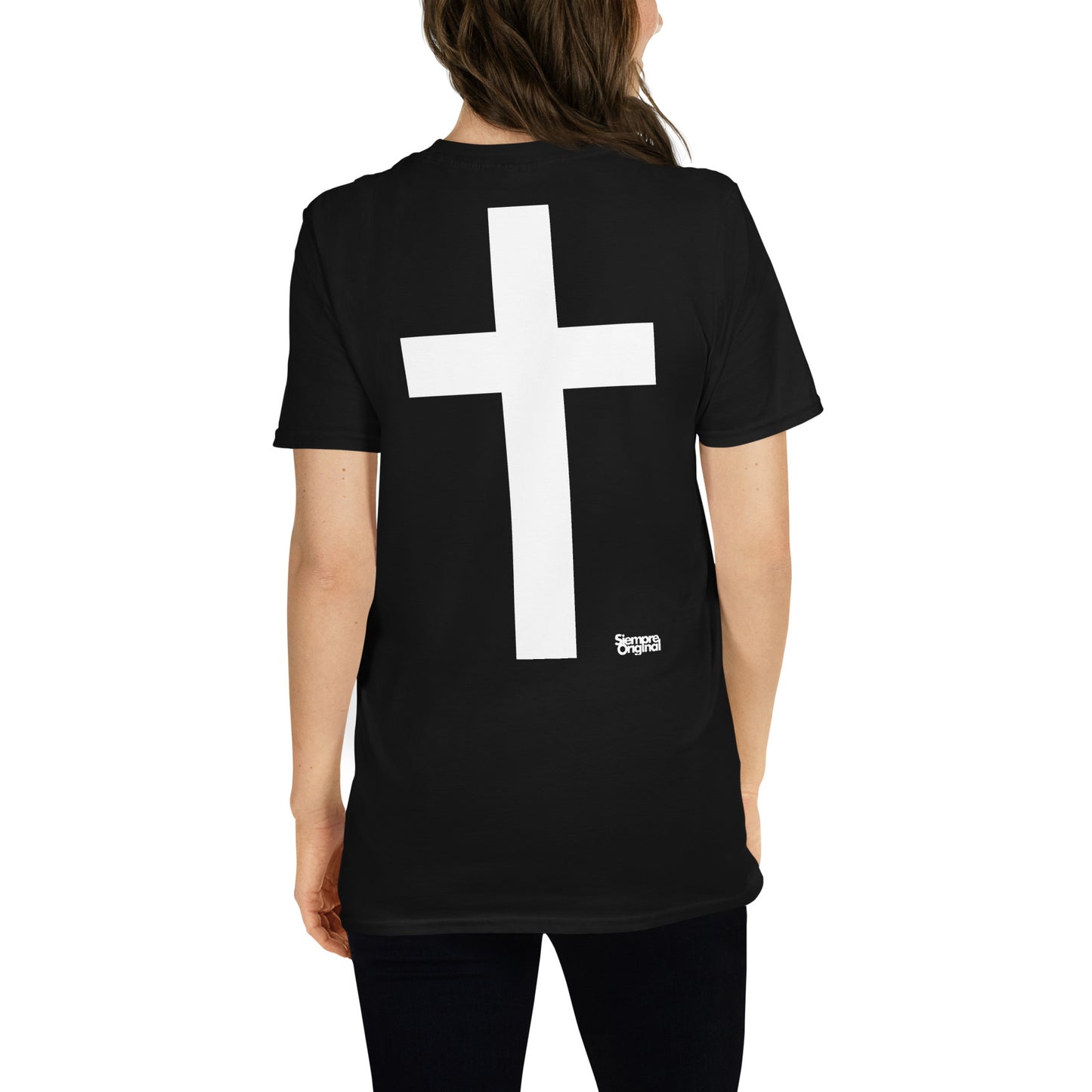 mujer con camiseta cruz en espalda negra