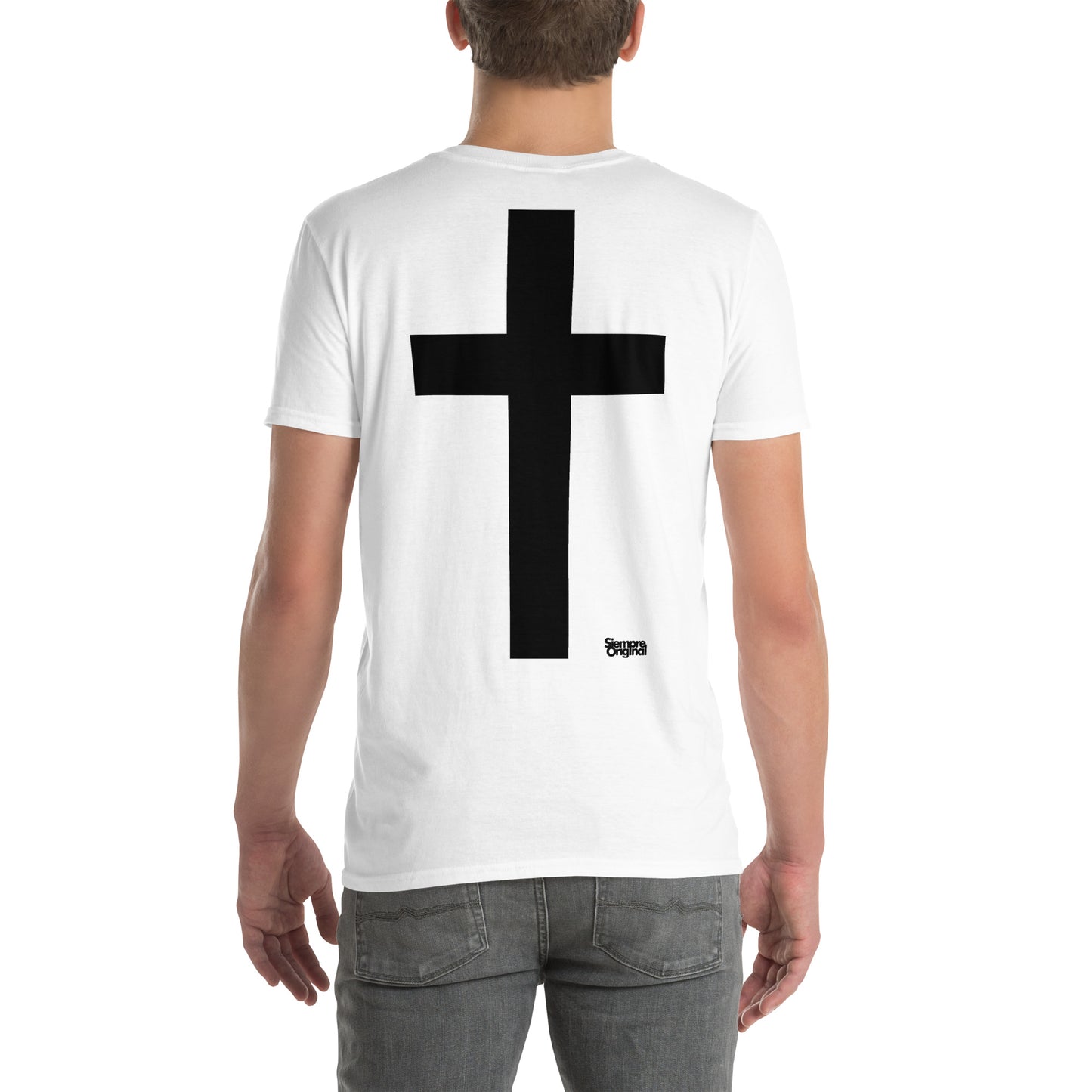 hombre con camiseta cruz siempre original urban en color blanco