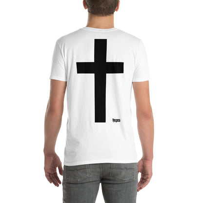 hombre con camiseta cruz siempre original urban en color blanco
