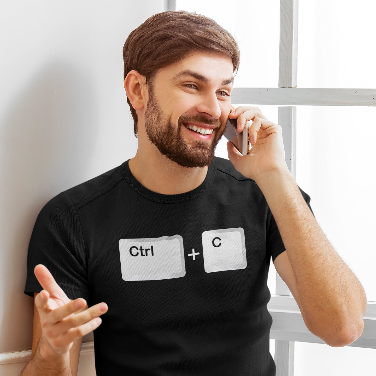 hombre con camiseta ctrl c en color negro