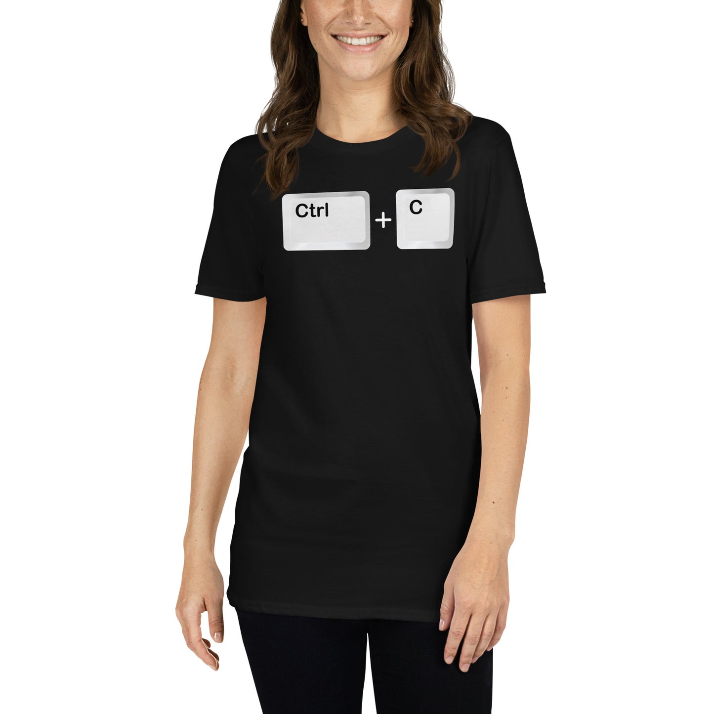 mujer con camiseta ctrl c en color negro