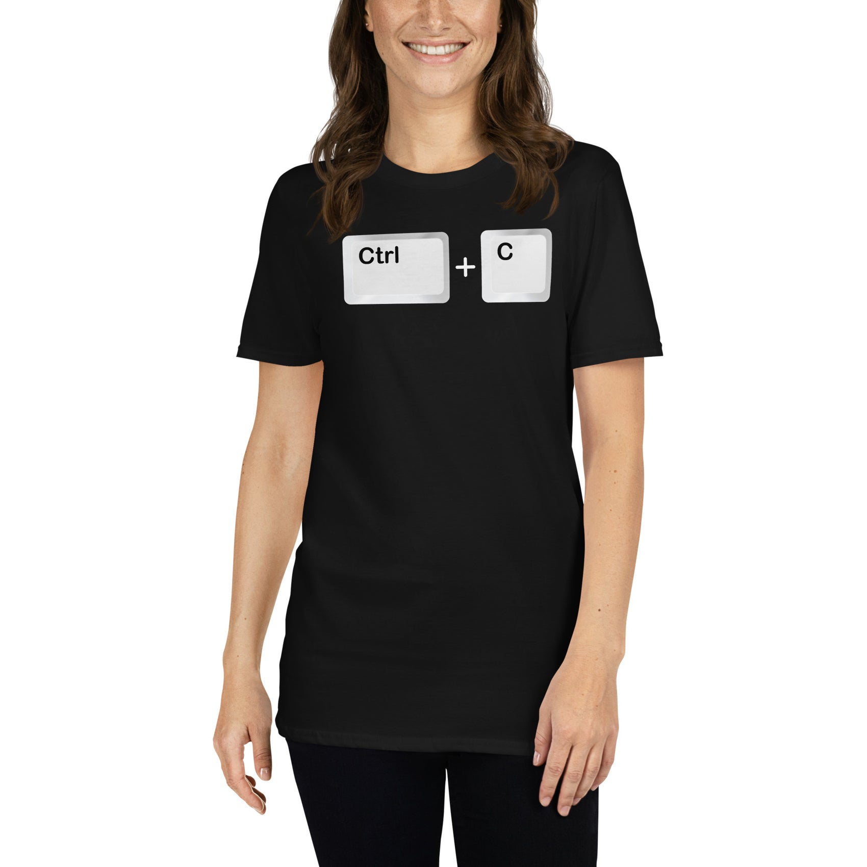 mujer con camiseta ctrl c en color negro