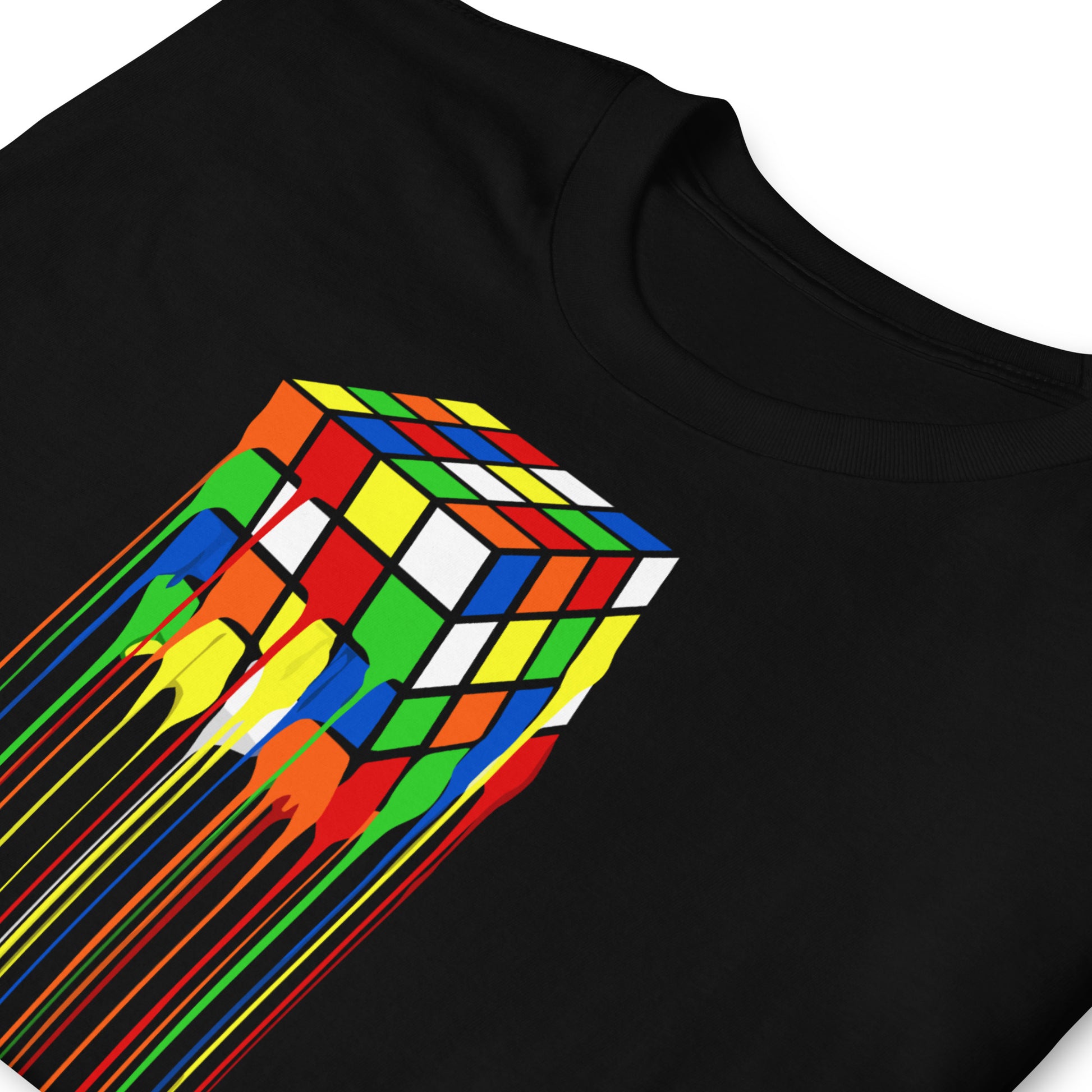 detalle de camiseta cubo de rubik derretido negra