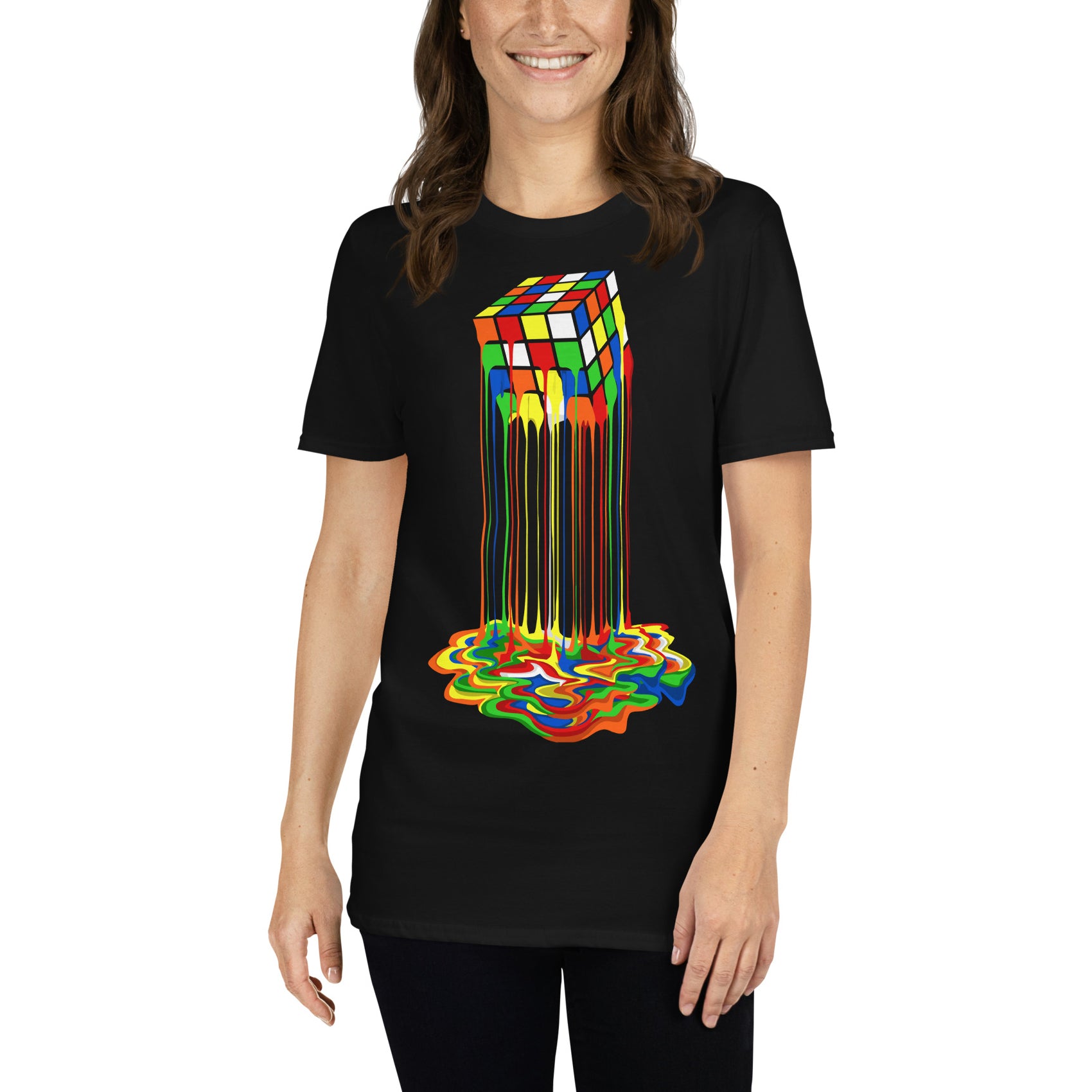 mujer con camiseta cubo de rubik derretido negra