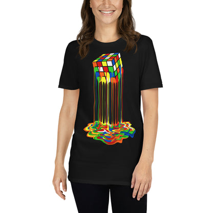 mujer con camiseta cubo de rubik derretido negra