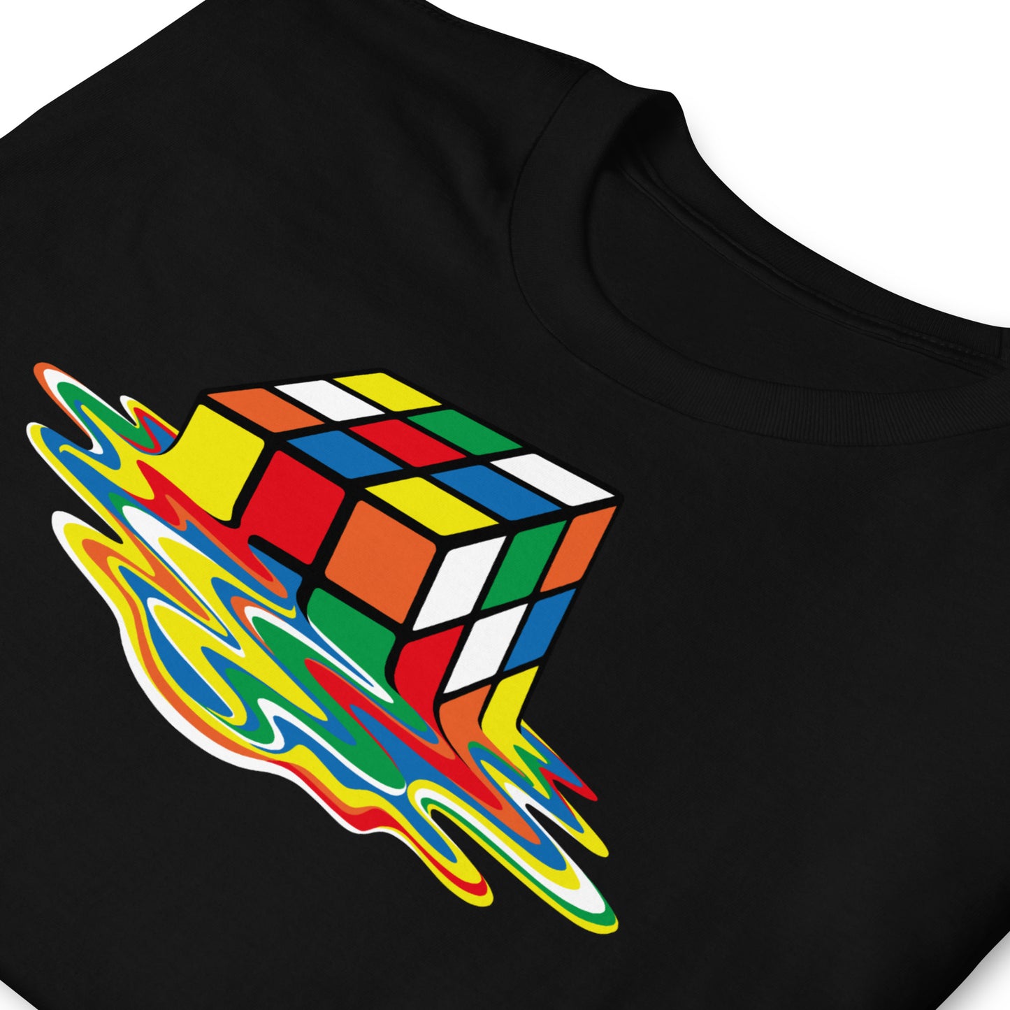 detalle de camiseta cubo de rubik derretido negra