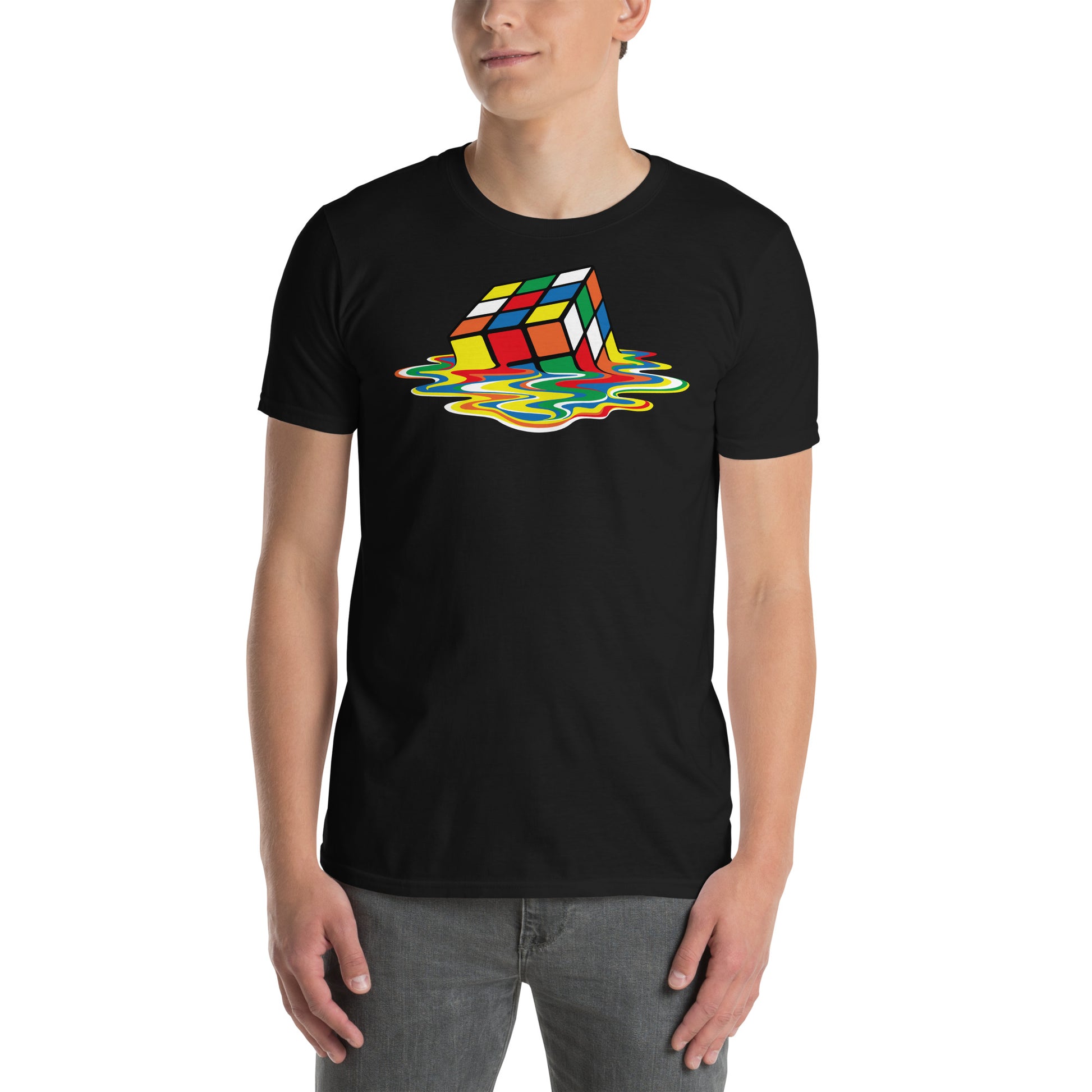 hombre con camiseta cubo de rubik derretido negra