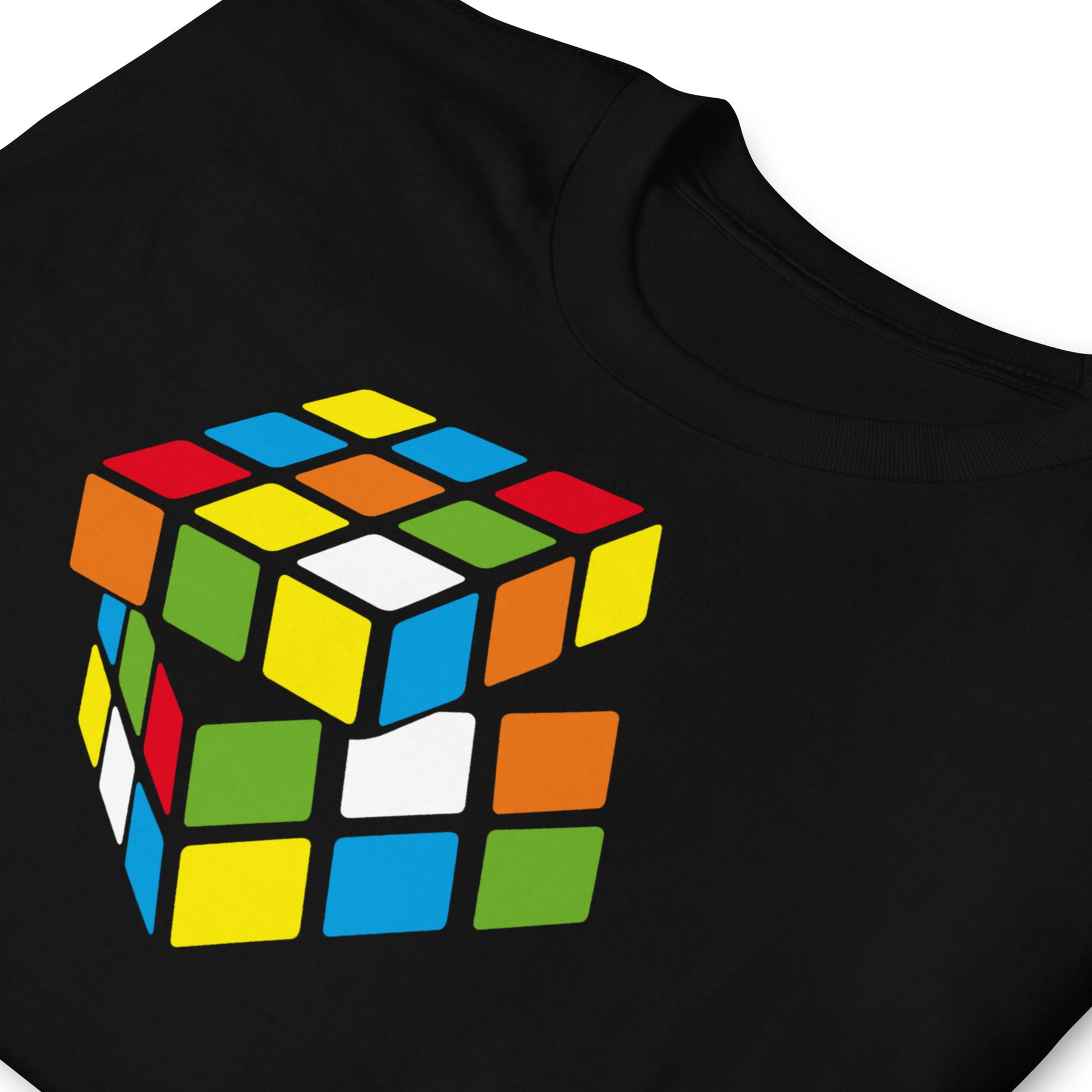 detalle de camiseta cubo de rubik negra