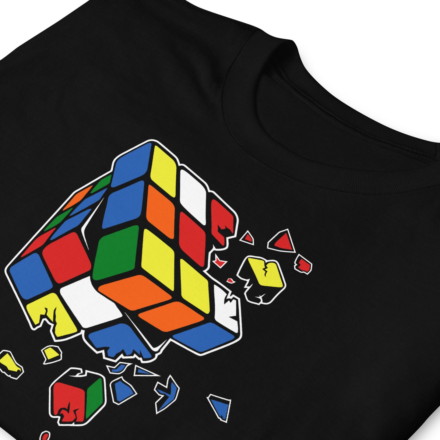 detalle de camiseta cubo de rubik explosion negra