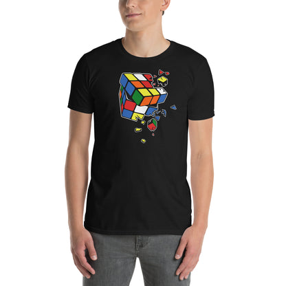 hombre con camiseta cubo de rubik explosion negra