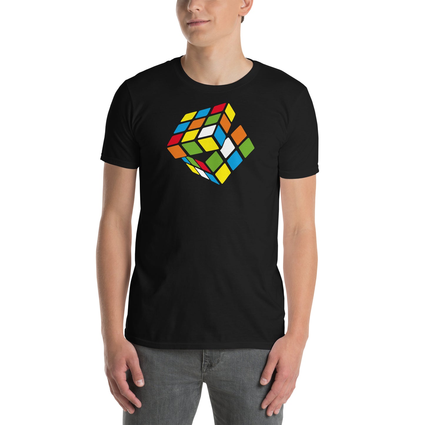 hombre con camiseta cubo de rubik negra