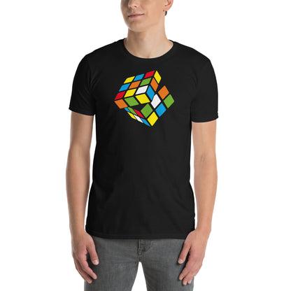 hombre con camiseta cubo de rubik negra
