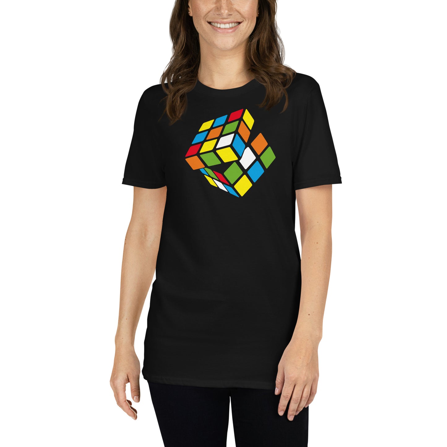 mujer con camiseta cubo de rubik negra