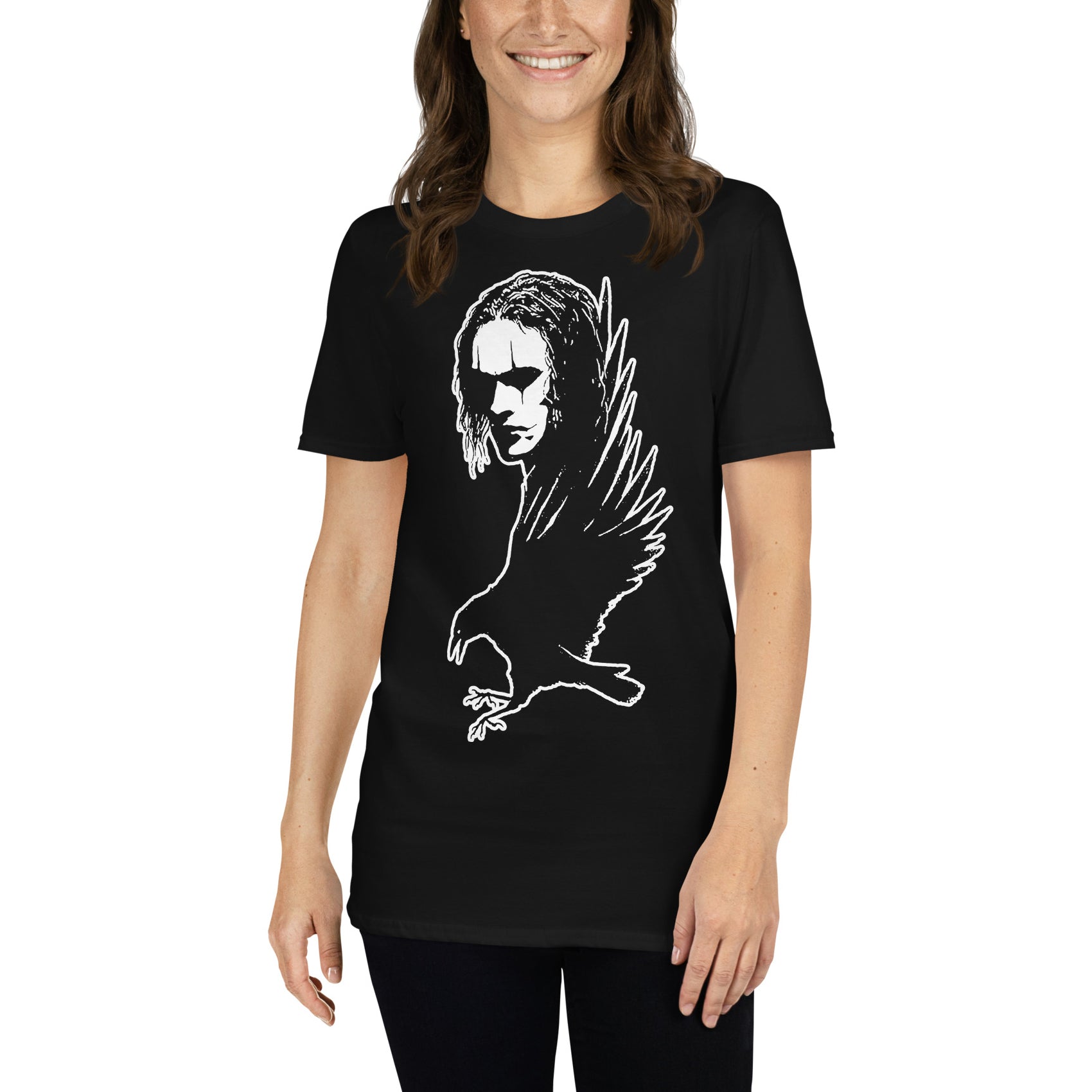mujer con camiseta the crow negra