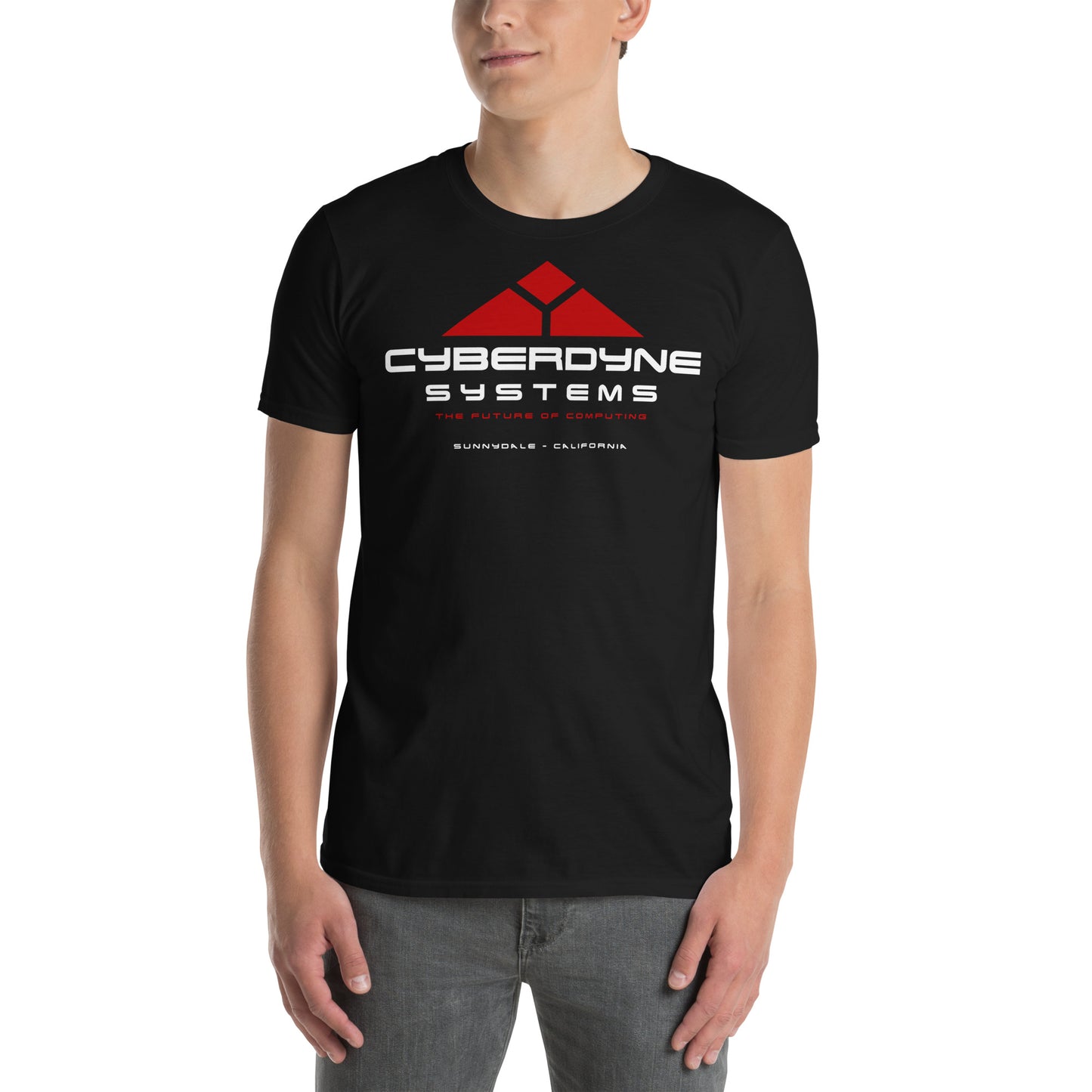 hombre con camiseta cyberdyne systems terminator negra