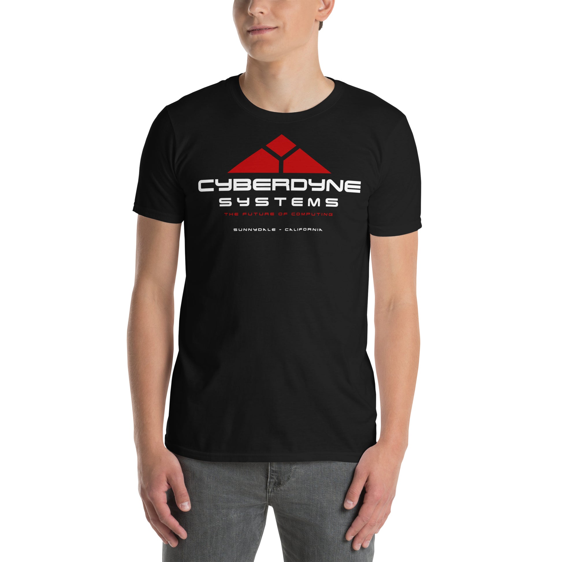 hombre con camiseta cyberdyne systems terminator negra