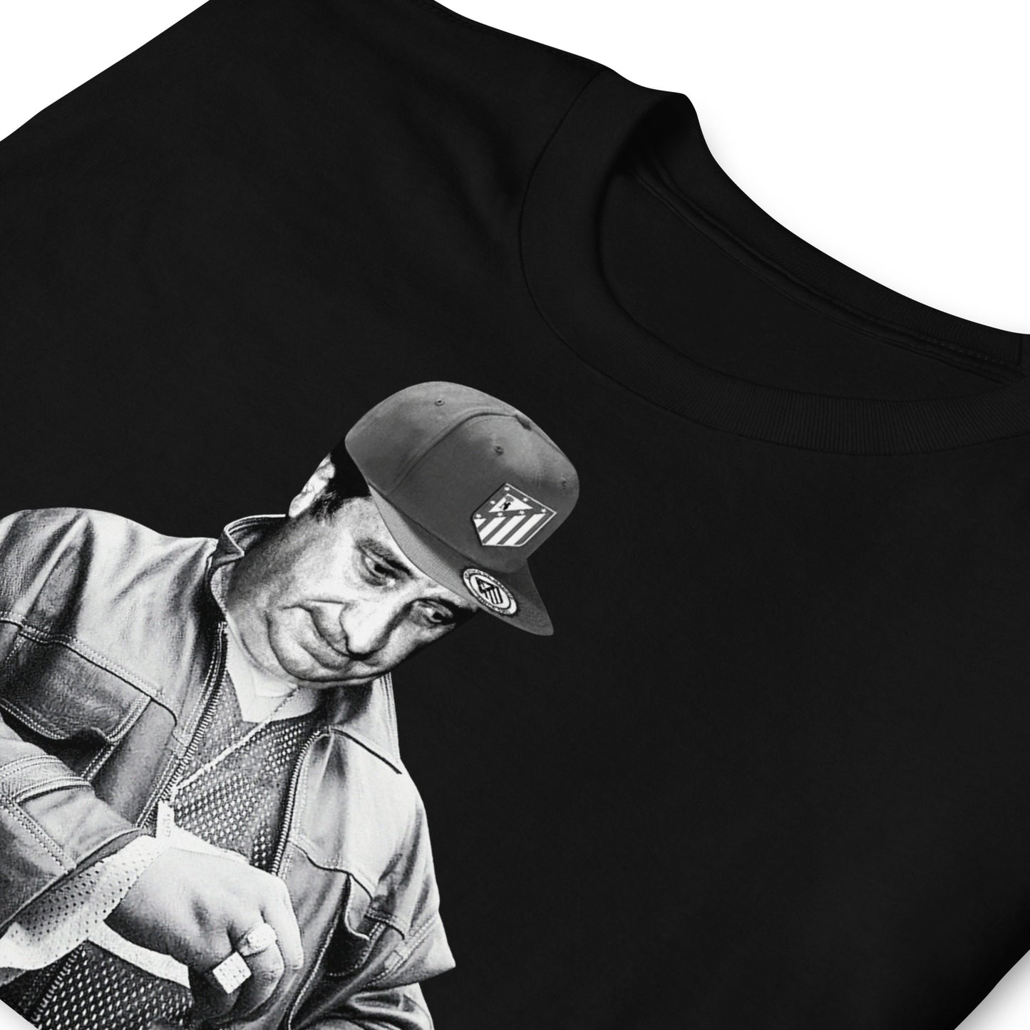 detalle de camiseta cypress gil hip hop negra