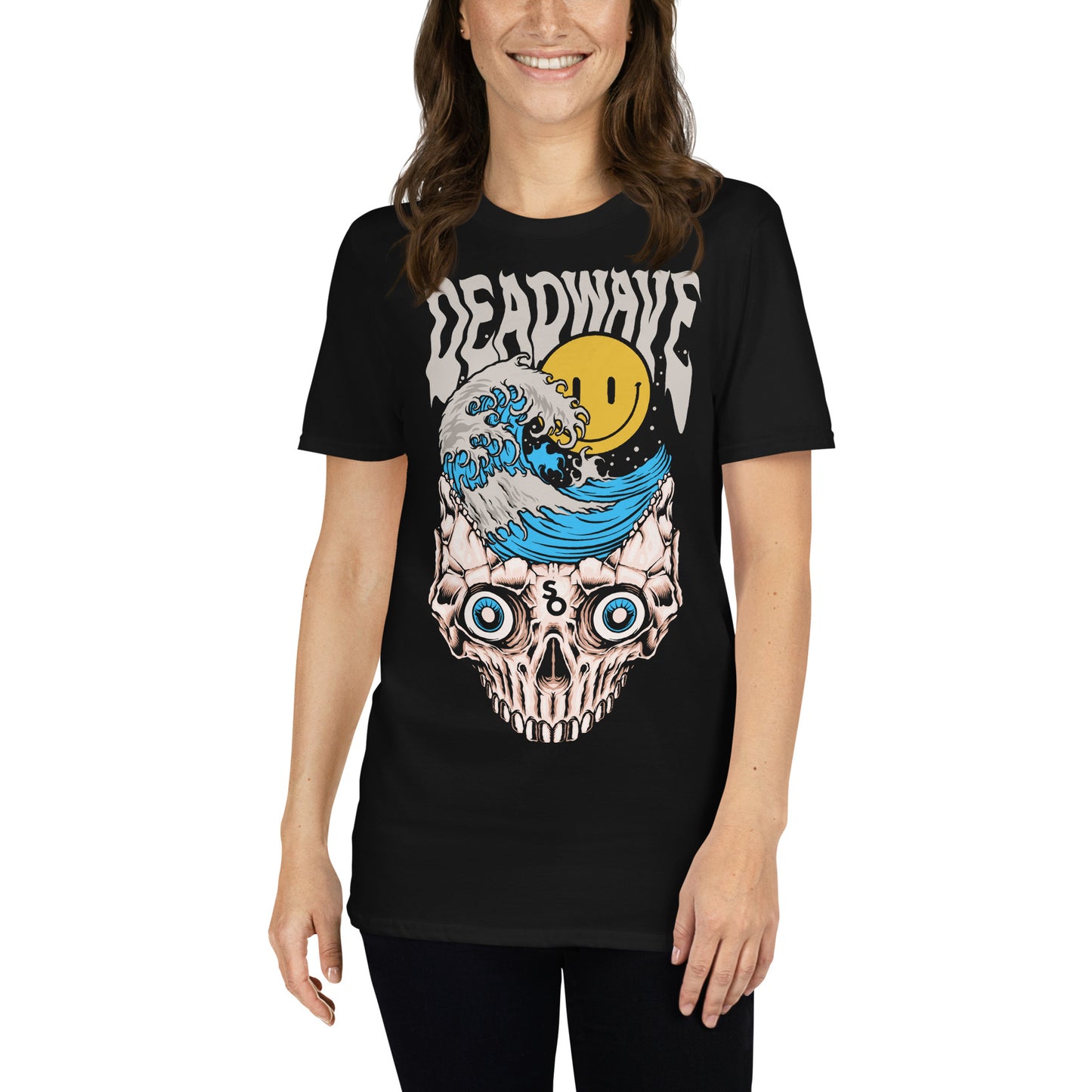 mujer con camiseta deadwave surf la gran ola de knawaga skull siempre original urban en color negro