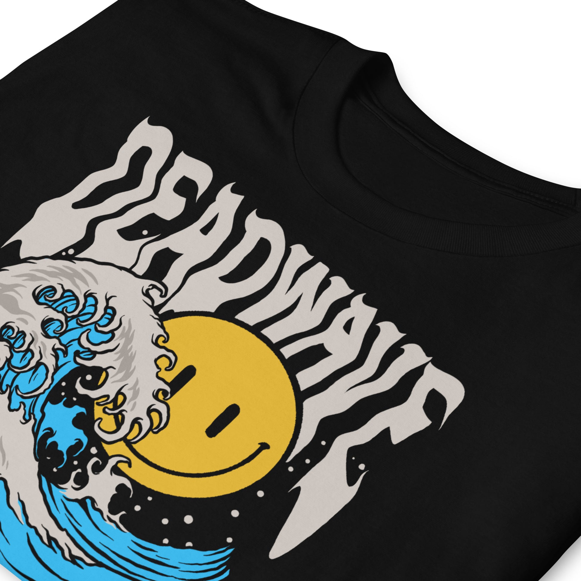 detalle de camiseta deadwave surf la gran ola de knawaga skull siempre original urban en color negro