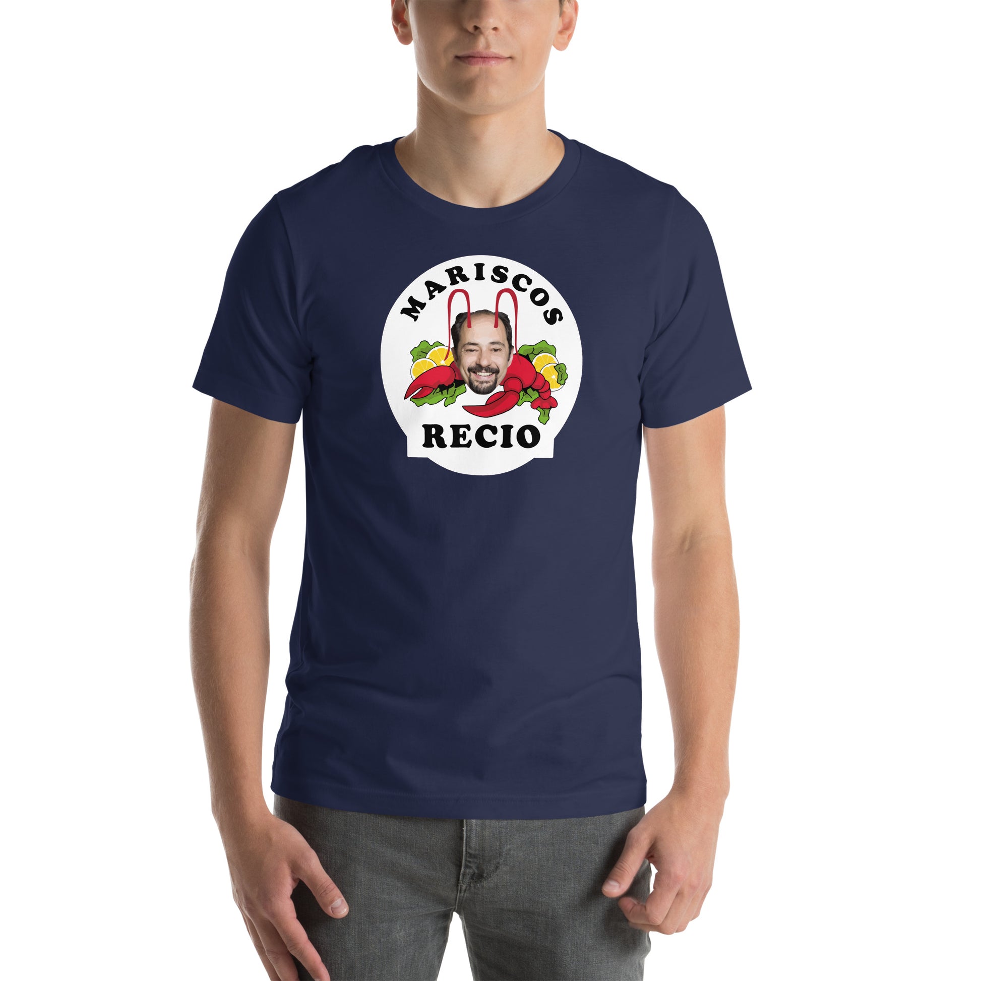 hombre con camiseta delantero pichichi mariscos recio en color azul marino