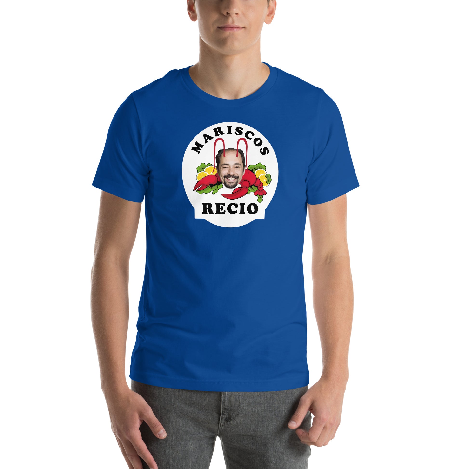 hombre con camiseta delantero pichichi mariscos recio en color azul royal